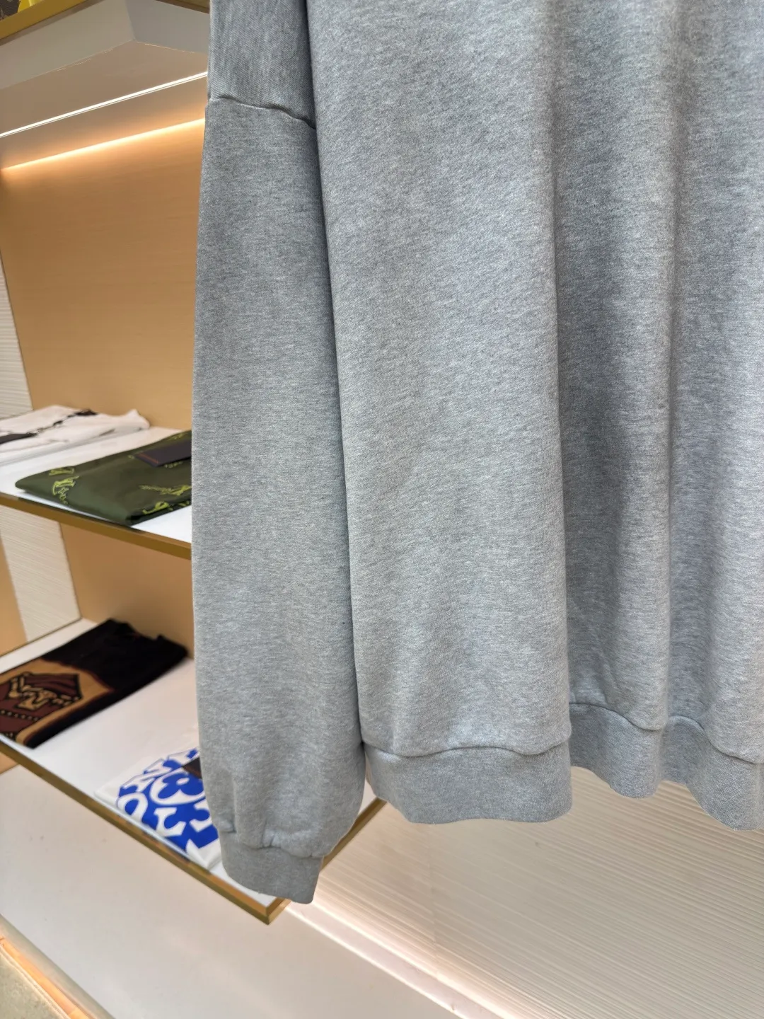 Acne Studios 1996 distressed printed hooded sweatshirt ●Authentic product: Purchased and developed by 2259 ●Item number: 1680614-A85 ●Fabric: pure cotton fabric ●Technology: printing production ●Version: loose fit ●Weight: about 915 grams ●Size: S-M-L-XL ●Description: The fabric is made of custom-made pure cotton, washed with distressed and dirty gradient techniques, printed on the back, and the overall wiring is straight and delicate. The fabric is comfortable and soft, with consistent colors and no color difference. It can be matched with the same style to create a fashionable look and control various occasions. Customized accessories, complete with three standards, same style for men and women!